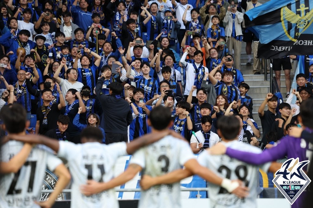 Incheon_players_with_fans_against_Ulsan_(33R).jpg
